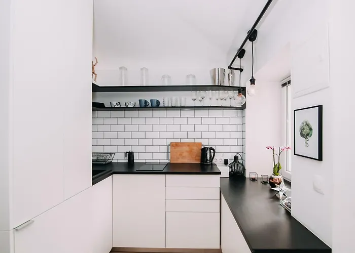 Hanna's With Free Parking