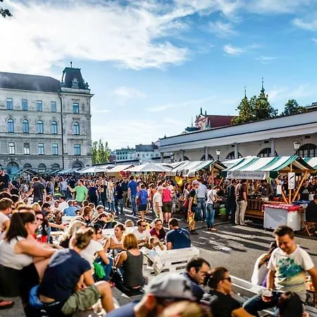 Апартаменти Hanna's With Free Parking