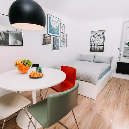 Апартаменти Hanna's With Free Parking