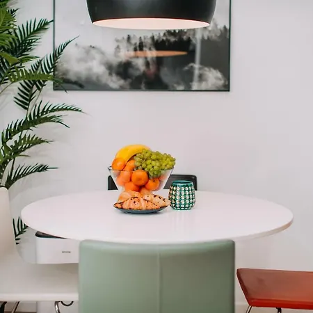 Hanna's With Free Parking Апартаменти *